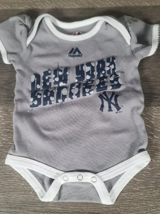 Lot of 2 Majestic New York Yankee Baby Girl's Size 0-3 Onesies. - Picture 9 of 15